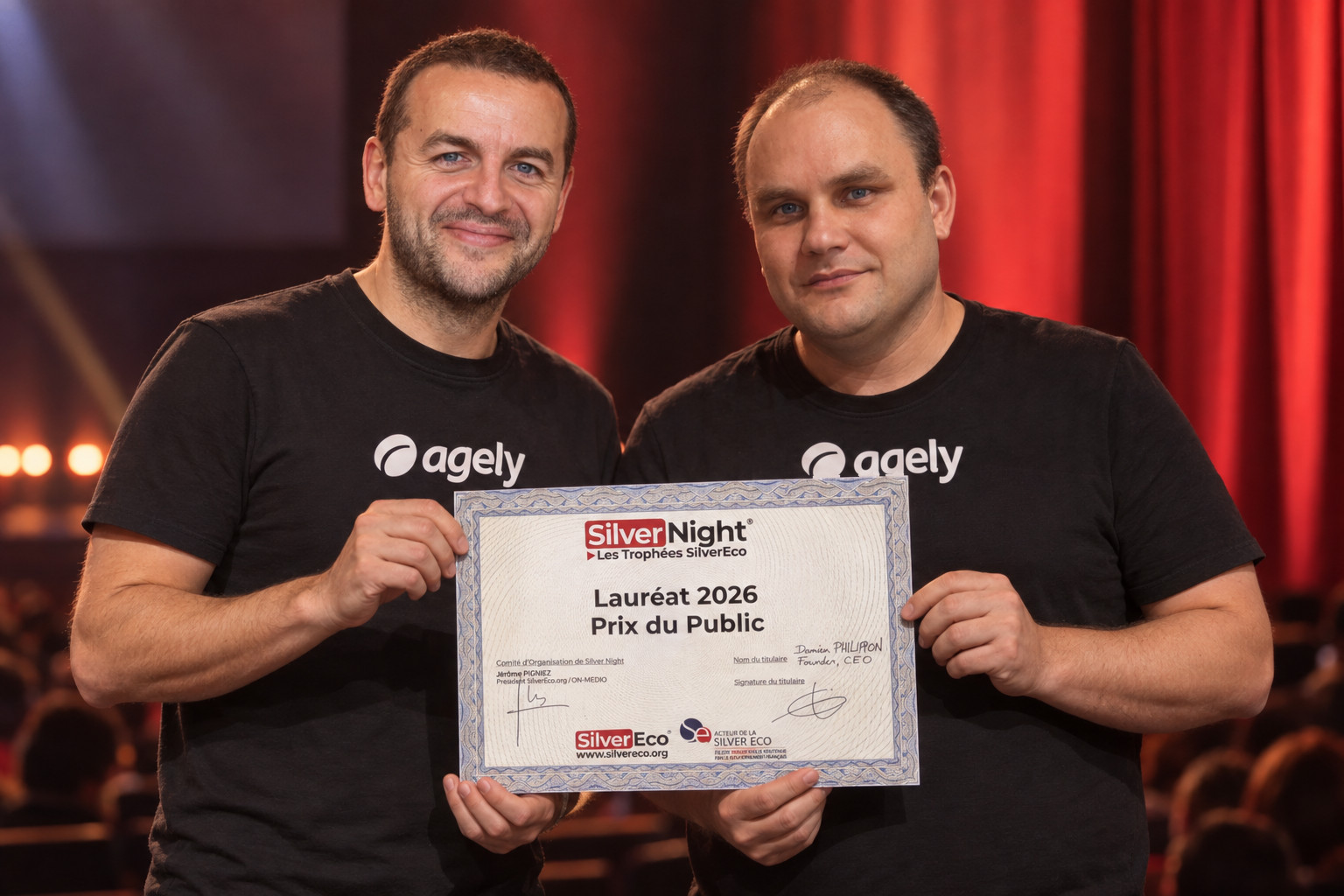 Damien Philippon et Fabien Vauchelles, co-fondateurs d'Agely, sur scène avec le diplôme du Prix du Public